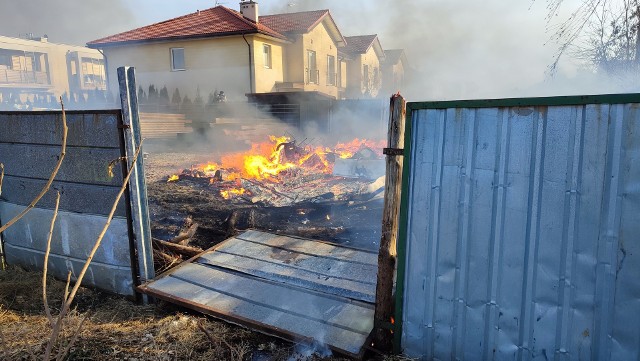 Pożar na osiedlu Bagnówka przy ul. Puchalskiego w Białymstoku