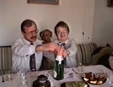 Filmik z otwierania szampana jest hitem Internetu. Jego bohaterowie są z Kielc!
