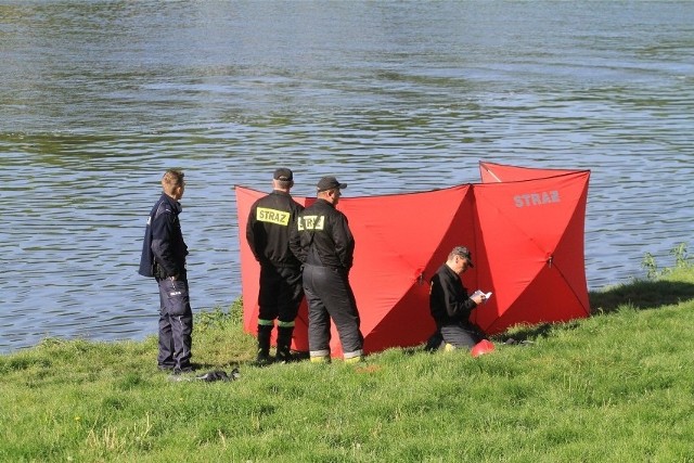 Zmarły to 61-letni mieszkaniec Kalisza. Policja wyklucza udział osób trzecich.