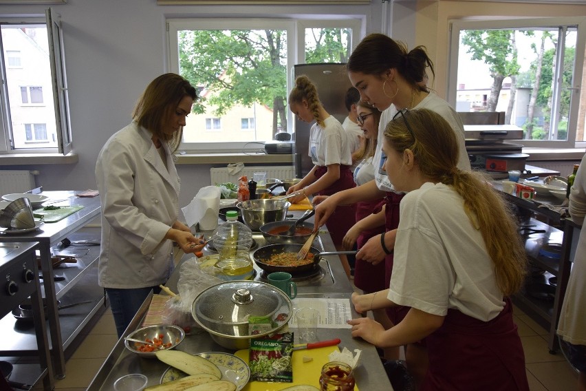 Konkurs "Kuchnie Świata" dla uczniów w ZSP w Słupsku (zdjęcia)