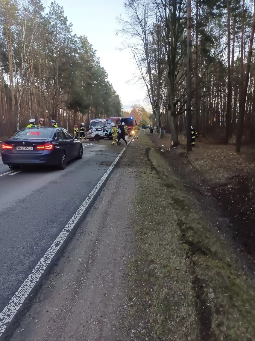 Groźny wypadek na drodze krajowej 48 w Maciejowicach w gminie Głowaczów. Osobówka uderzyła w drzewo, są ranni