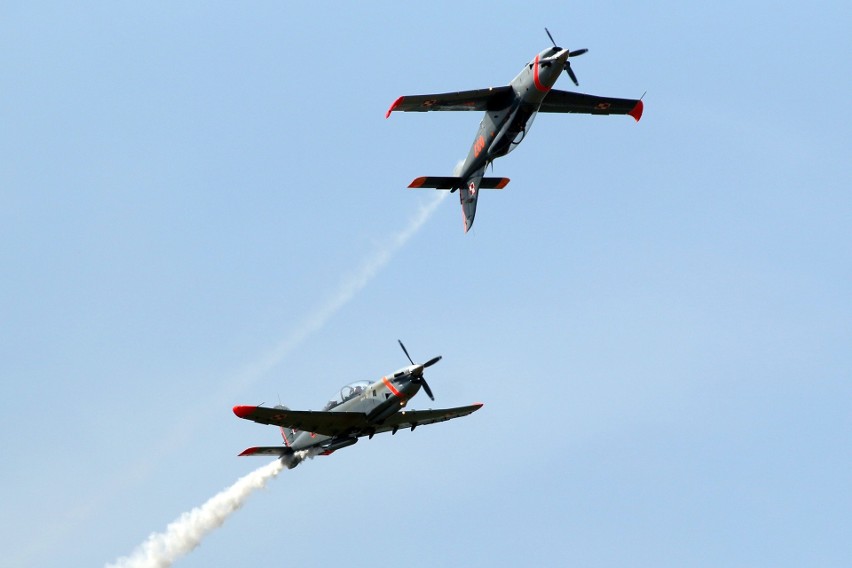 Air Festival Świdnik. Taniec Biało - Czerwonych Iskier na niebie [ZDJĘCIA, WIDEO]