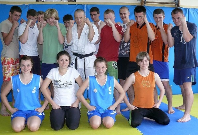Z uczniami na treningu karate.