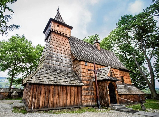 DĘBNO PODHALAŃSKIEKościół św. Michała ArchaniołaNiewielką świątynię, poświęconą św. Michałowi Archaniołowi, wzniesiono pod koniec XV stulecia. Zawdzięczamy ją - według legendy - zbójnikom, a zgodnie ze źródłami historycznymi cystersom z Ludźmierza. W środku aż dech zapiera wspaniała polichromia o motywach geometrycznych i roślinnych z XV i XVI wieku, tabernakulum z XIV stulecia, także z tego czasu krucyfiks na belce tęczowej (1380 r.).