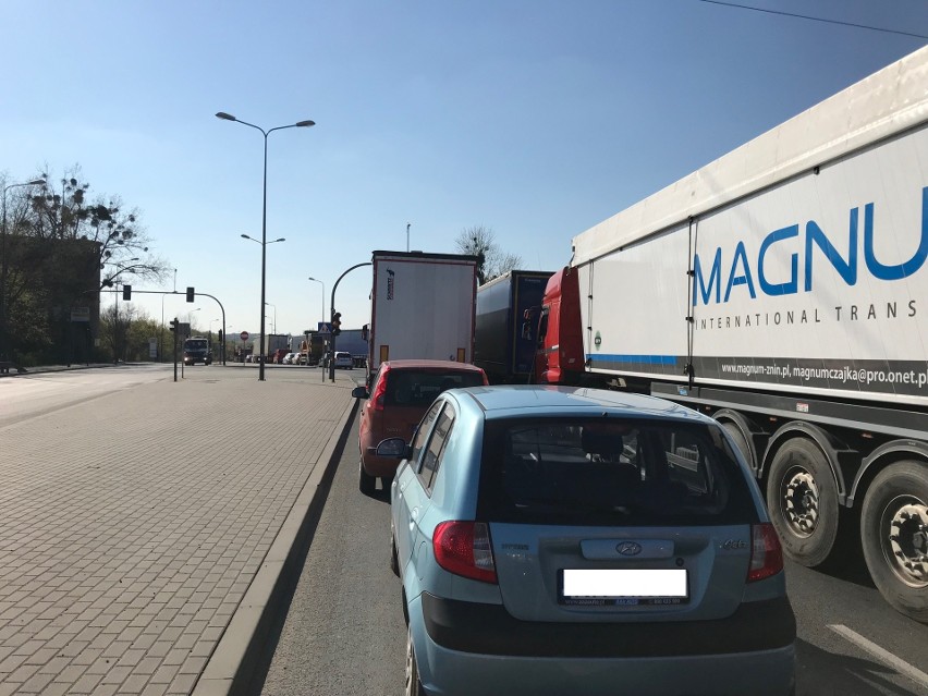 Poznań: Olbrzymie korki na ulicy Bałtyckiej. Samochody stoją godzinę