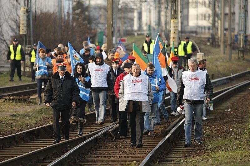 Wrocław: Strajk na PKP! Kolejarze zablokowali tory (ZDJĘCIA)