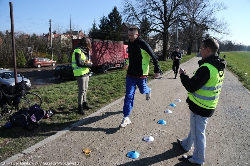 Wrocław: Biegli pięć kilometrów z jakiem na łyżeczce (ZDJĘCIA)