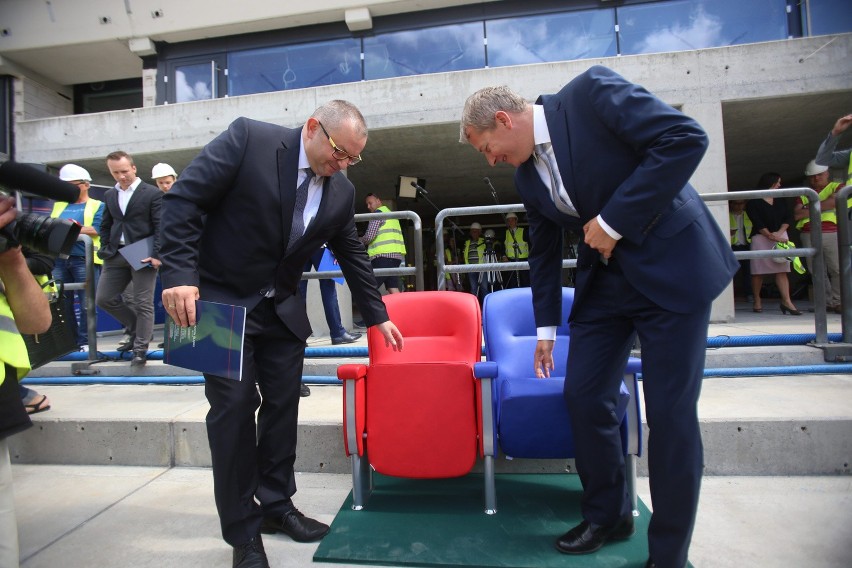 Trybuny Stadionu Śląskiego pomieszczą 55 tys. ludzi. Kibice...