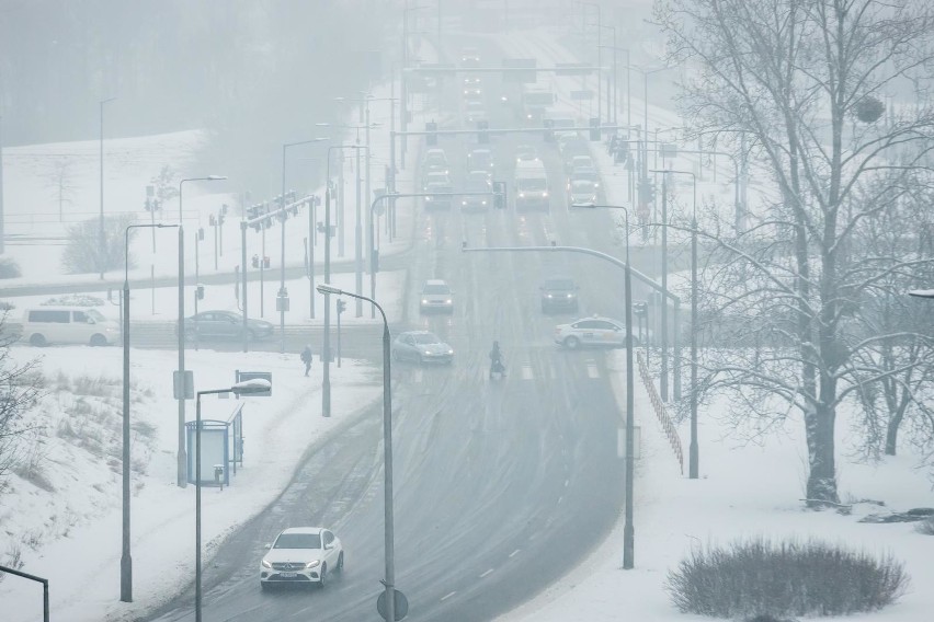 Zima znowu zaatakowała Bydgoszcz. Trudne warunki na drogach. Uważajcie! [zdjęcia]
