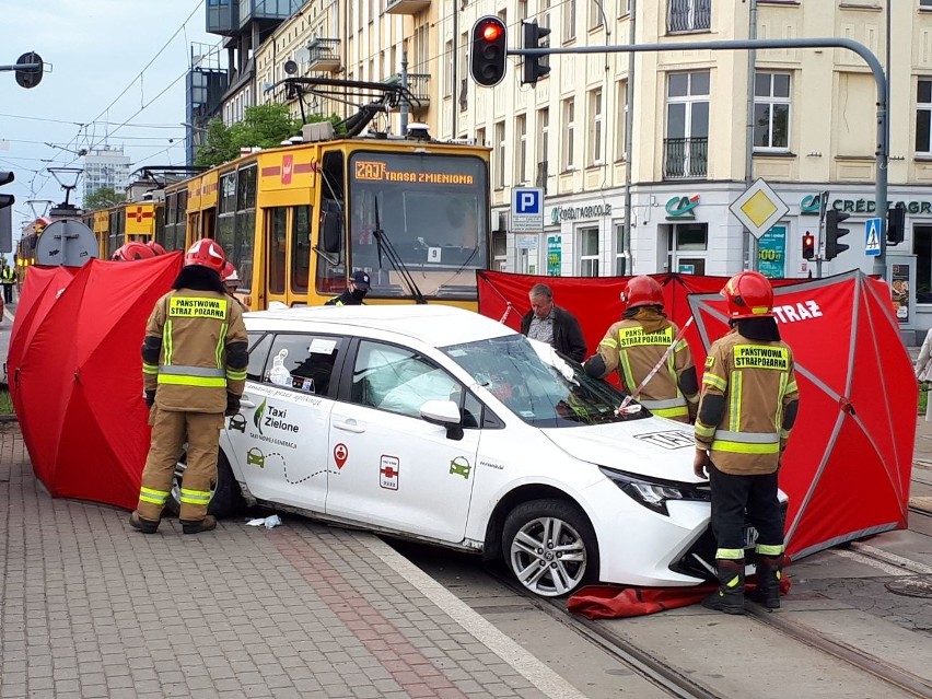 Śmiertelny wypadek na skrzyżowaniu ul. Piotrkowskiej i ul. Sieradzkiej w Łodzi! W zderzeniu z tramwajem zginął taksówkarz ZDJĘCIA