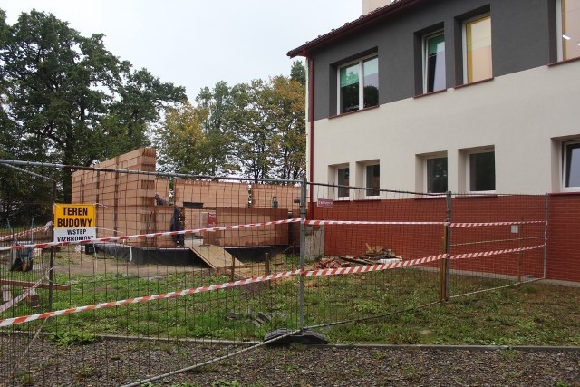 Przy SP w Jaroszówce (gmina Gdów) powstaje wyczekiwana sala gimnastyczna. Obiekt w stanie surowym zamkniętym ma być gotowy jeszcze w tym roku