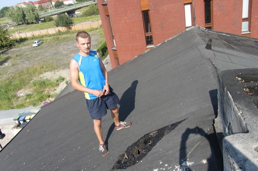 Na dachu kamienicy przy ul. Tylne Chwaliszewo 26 próbowano...