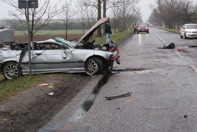 BMW dachowała, kierowca samochodu zginął na miejscu.