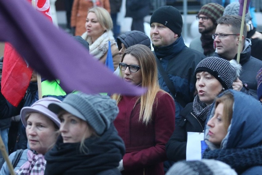 Protest w Kielcach przeciwko rządowi: -  To już przechodzi wszelkie granice