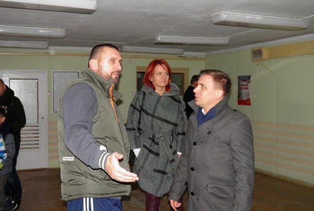 Dariusz Syrnicki (z lewej), prezes Łomżyńskiego Klubu Karate zdobył poparcie radnych dla pomysłu utworzenia Centrum Sportów Walki w pawilonach po dawnym przedszkolu przy ul. Reymonta 4