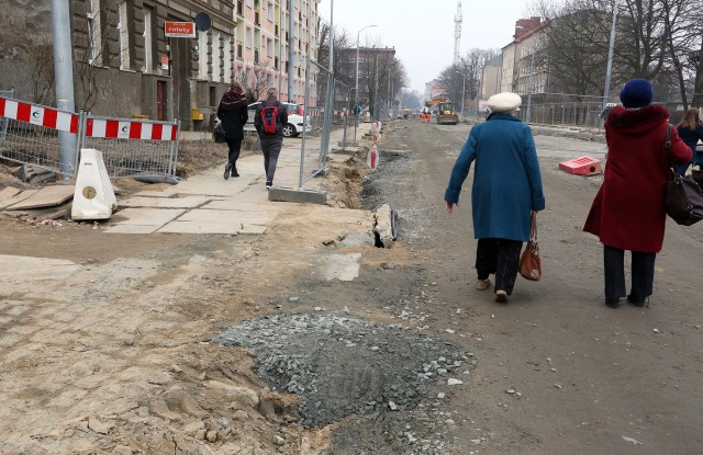 Mieszkańcy się skarżą, bo ulica jest bardzo rozkopana.