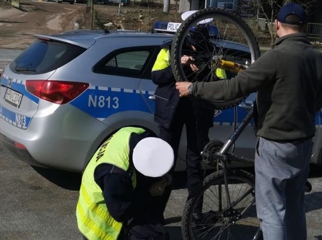 Wraz z początkiem wiosennego sezonu rowerowego, do działań przystąpili policjanci słupskiej drogówki, którzy wczoraj skontrolowali 23 jednoślady. Funkcjonariusze ujawnili 8 nieprawidłowości, ale głównie przypominali o podstawowych zasadach bezpiecznego użytkowania jednośladów. 