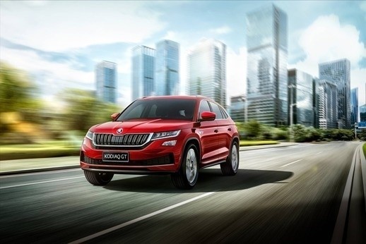 Skoda Kodiaq GT Dla Kodiaqa GT przeznaczono dwie czterocylindrowe benzynowe jednostki napędowe, które nie są dostępne w innych wersjach Kodiaqa. Nabywca będzie mógł wybrać auto z silnikiem 2.0 TSI o mocy 186 KM z napędem na przednie koła lub silnik 2.0 TSI o mocy 220 KM. W tym drugim przypadku auto jest wyposażone standardowo w napęd na cztery koła i siedmiobiegową, automatyczną przekładnię DSG.Fot. Skoda