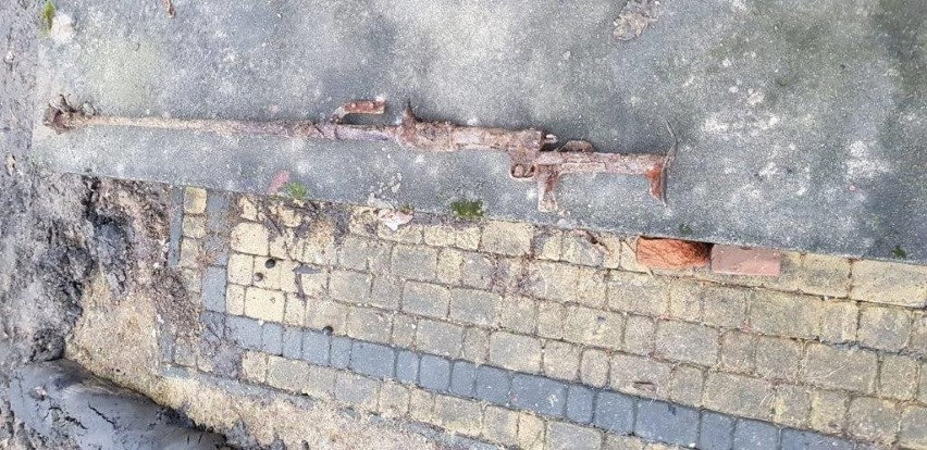  W centrum Tarnowa odkopano radziecki karabin przeciwpancerny. To pierwsze takie odkrycie w regionie