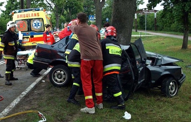 To był najbardziej tragiczny wypadek w tym roku: w lipcu, w Kłodawie, po tym jak renault wjechał w drzewo, dwie osoby zginęły na miejscu, a dwie zmarły niedługo potem w szpitalu.