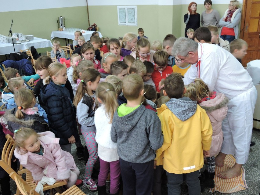 Uczniowie klas I - III z ZPO w Dylewie przyszli oglądać, jak...