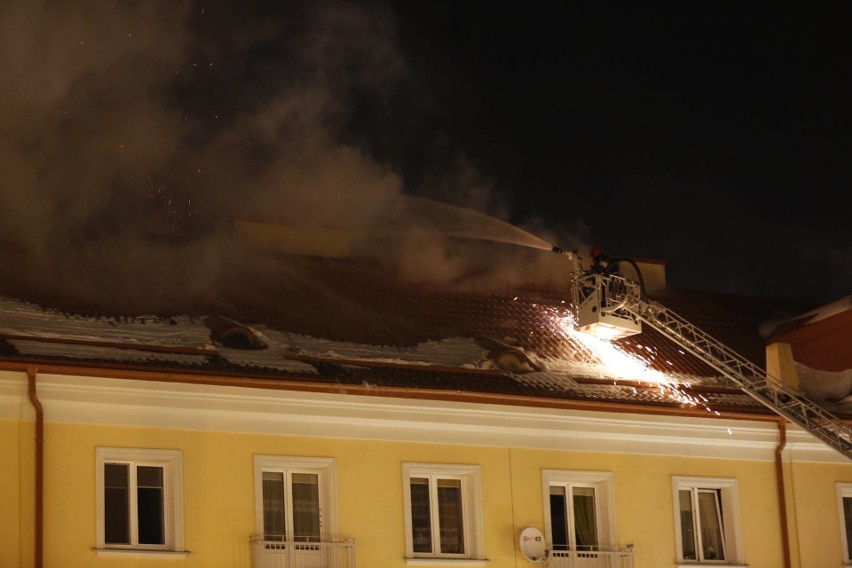 Część zastępów straży pożarnej walczy z ogniem od ulicy...