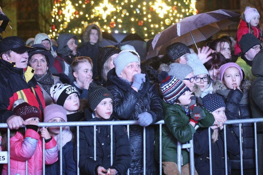 Noworoczna impreza na placu przed ratuszem. Słupsk powitał nowy rok (wideo, zdjęcia)