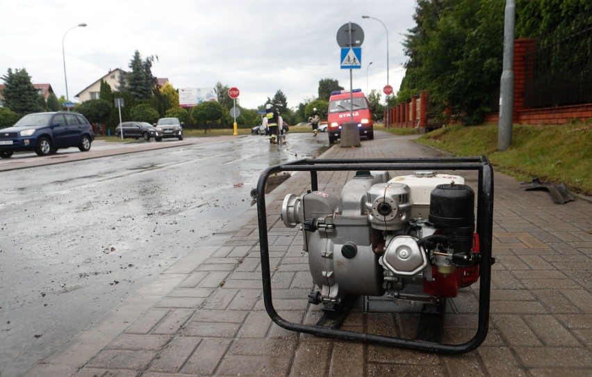 Usuwanie skutków burzy na ul. Jana Niemierskiego w...