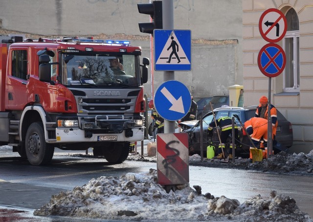 Do wypadku z udziałem dwóch samochodów osobowych doszło około godz. 13 na skrzyżowaniu ulic Staszica i Solankowej, czyli w samym centrum Inowrocławia. Jedno z aut wpadło na chodnik, ścinając po drodze słup sygnalizacji świetlnej. W wyniku zdarzenia nastąpiły duże utrudnienia w ruchu. Pas w kierunku Mątew został całkowicie zamknięty.