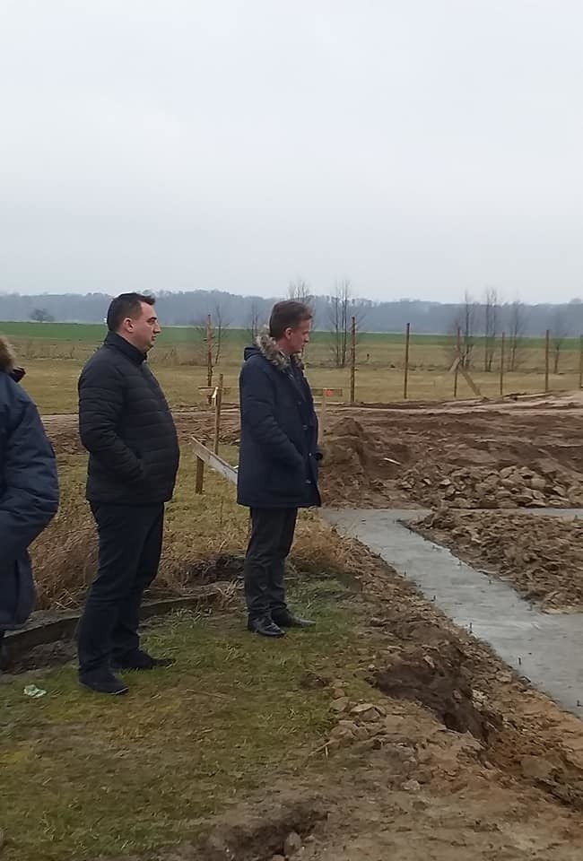 Rzewnie. Trwa budowa przedszkola. W planach jest również budowa mostu na Narwi