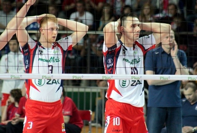 Zawodnicy ZAKSY: atakujący Jakub Jarosz (z lewej) i środkowy Robert Szczerbaniuk.
