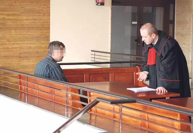 Jędrzej B. podczas przerwy w rozprawie porozumiał się z prokuratorem.Ostatecznie Krzysztof Kozber z Prokuratury Okręgowej w Koszaliniezażądał dla niego kary 2 lat więzienia w zawieszeniu na 5 lat.