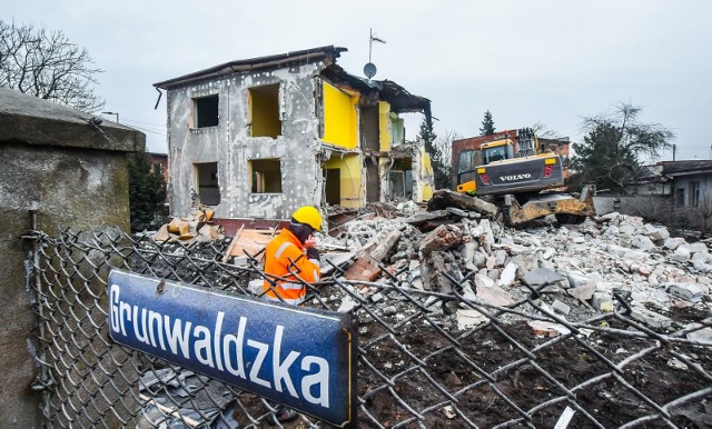 Trwa wyburzanie budynków przy ul. Grunwaldzkiej w Bydgoszczy. W sumie ma ich zniknąć ponad 30. Rozbudowa ul. Grunwaldzkiej w Bydgoszczy to jedno z największych przedsięwzięć drogowych w mieście. Dzięki inwestycji bydgoszczanie zyskają dogodne połączenie z trasą S5.Zobacz również: Polskie szanse medalowe w Pjongczangu: Zbigniew Bródka (źródło: Press Focus, dostawca x-news)