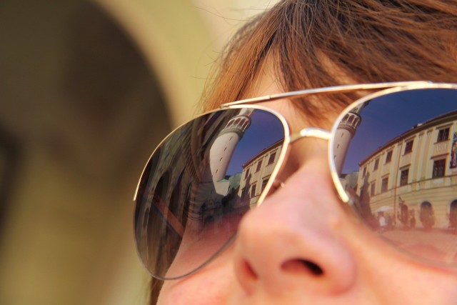 Okulary przeciwsłoneczne zwykle dobrze wyglądają, ale niekoniecznie zapewniają właściwą ochronę wzroku.