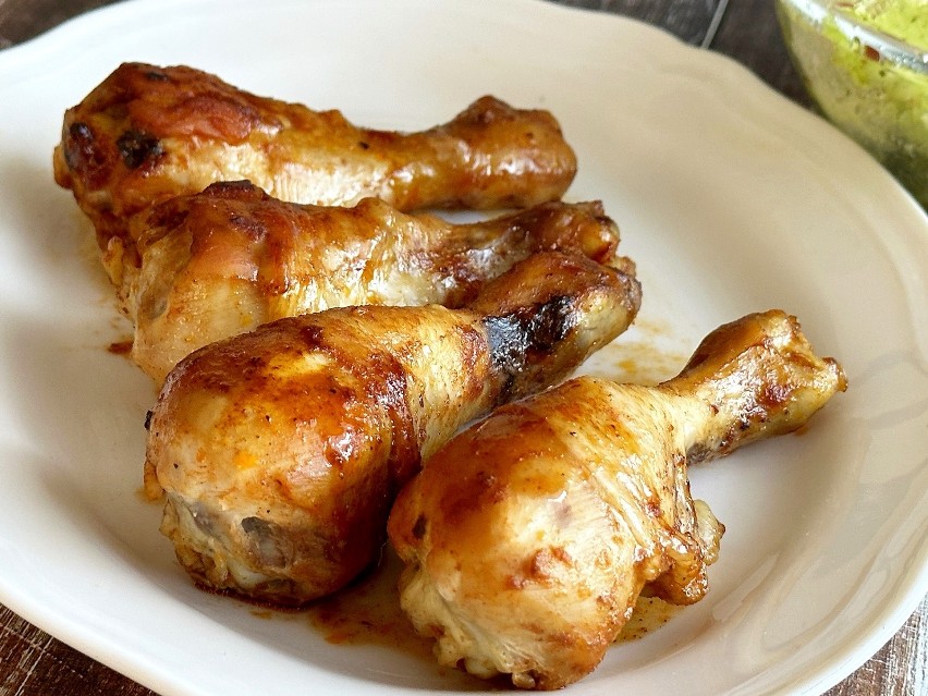 Przepis na kurczaka pieczonego w rękawie jest bardzo prosty....