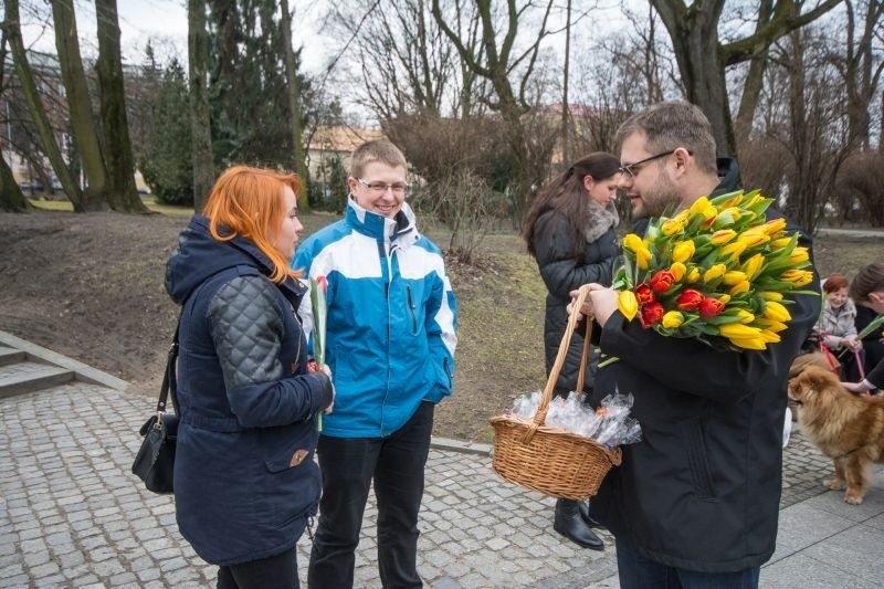 Dzień Kobiet Prawo i Sprawiedliwość spędziło na rozdawaniu kwiatów i pierników (zdjęcia)