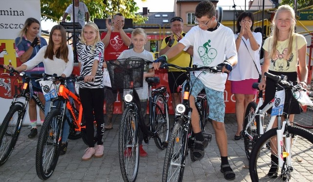 Pięcioro dzieci z gminy Włoszczowa otrzymało po rowerze od organizatorów akcji.