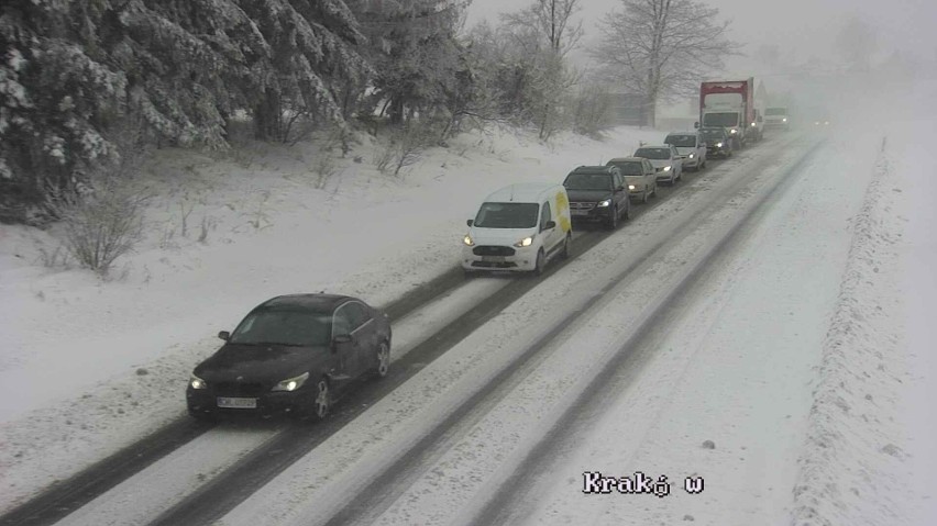 Podhale. Dalej śnieg i trudne warunki na drogach. Wielkie kłopoty ciężarówek na zakopiance