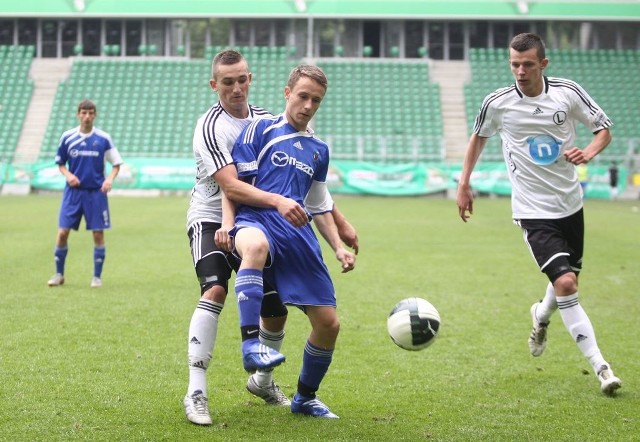 Rok temu na Pepsi Arenie w Warszawie, młoda Legia pokonała Broń Radom 2:1. W zespole z Radomia zagrał Jakub Chrzanowski (w niebieskim stroju), a w ekipie Legii Paweł Wolski (z prawej), wychowanek Jastrzębia Głowaczów.