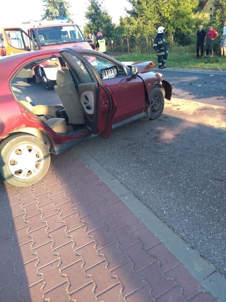Zderzenie ciężarówki i samochodu osobowego w Parznicach. Kierowcę trzeba było "wycinać" z samochodu