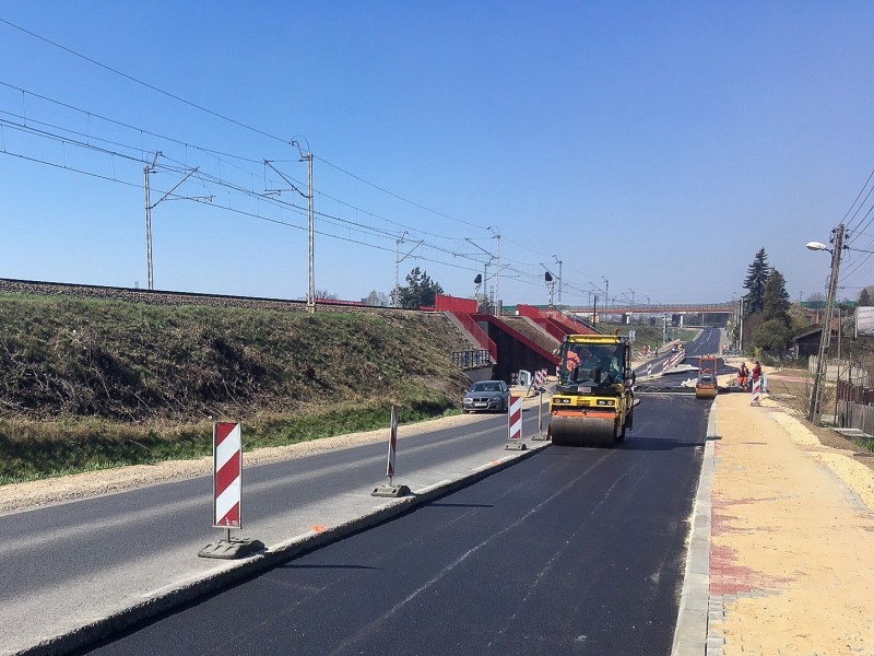 Budowa autostrady A1: asfaltowanie łącznicy do węzła...