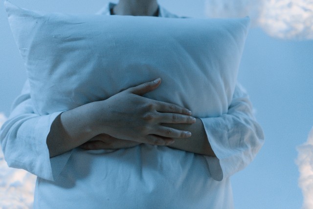 Badania naukowe pokazały, że przytulanie poduszki było najbardziej skuteczne w łagodzeniu stresu w porównaniu z innymi metodami, takimi jak np. używanie piłki antystresowej. Poduszka oddechowa może być kolejnym krokiem w łagodzeniu stanów lękowych.