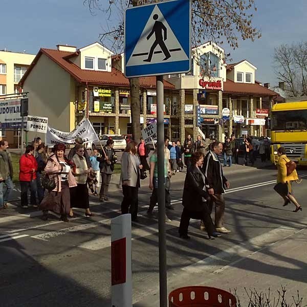 - Co to za władza, co ludzi od miasta odgradza?! - krzyczeli pikietujący.