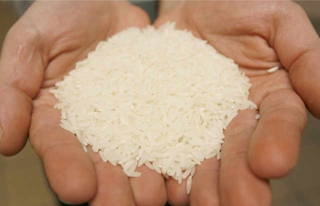 Ryż to jeden z produktów, który ma długi termin przydatności do spożycia, gdy jest właściwie przechowywany. Kliknij, aby zobaczyć inne produkty.