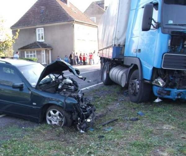 Kierowca mercedesa nie miał szans w zderzeniu z litewskim tirem. Kierowcy ciężarówki za spowodowanie wypadku grożą trzy lata więzienia.