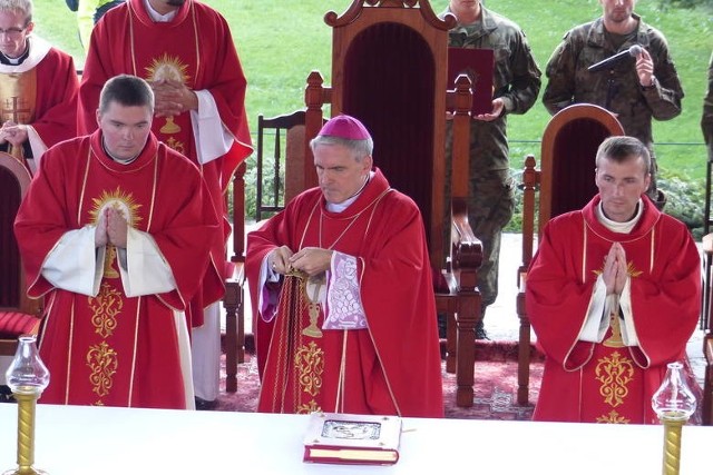 Biskup sandomierski Krzysztof Nitkiewicz wydał zarządzenie dotyczące celebracji Wielkiego Tygodnia. Kościoły parafialne poza wyjątkami powinny być otwarte, będzie możliwość adoracji Najświętszego Sakramentu, ale w danym momencie w świątyni może być maksimum 5 wiernych.