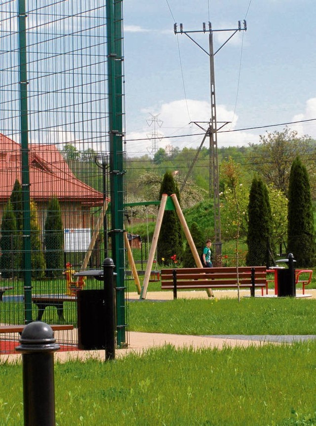 Boisko z placem zabaw w Radlnej wybudowano pod linią energetyczną, w dodatku niezgodnie z projektem budowlanym