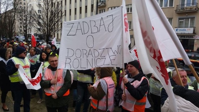 14 marca, w samo południe, kilkuset pracowników ośrodków doradztwa rolniczego protestowało przed siedzibą ministerstwa rolnictwa w Warszawie. Do pikietujących wyszedł Ryszard Zarudzki, wiceminister rolnictwa. W proteście brał udział m.in. Mirosław Spochacz, który jest autorem tych zdjęć