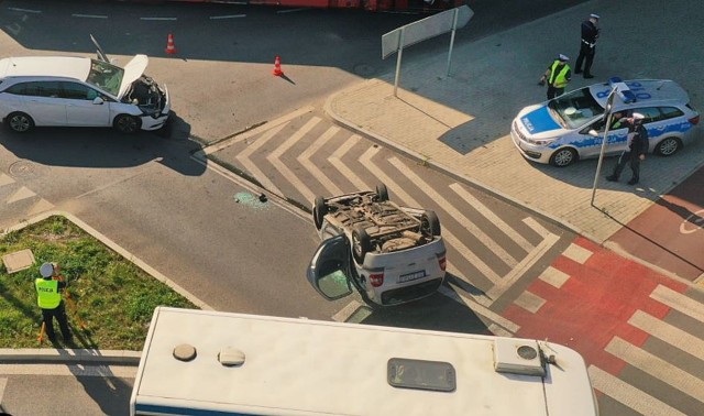 Wypadek samochodu na rondzie przy ślimaku w Sosnowcu. Jeden pojazd dachował. Zobacz kolejne zdjęcia. Przesuń zdjęcia w prawo - wciśnij strzałkę lub przycisk NASTĘPNE