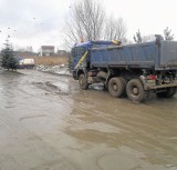 Olkusz. Glinianki toną w błocie, a końca prac nie widać